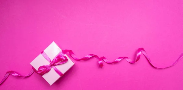 Κουτί δώρου με κορδέλα σε ροζ φόντο. Ιδέα για το δώρο γενεθλίων. — Φωτογραφία Αρχείου