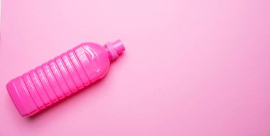 Pembe arka planda boş hiçbir isim kumaş yumuşatıcı