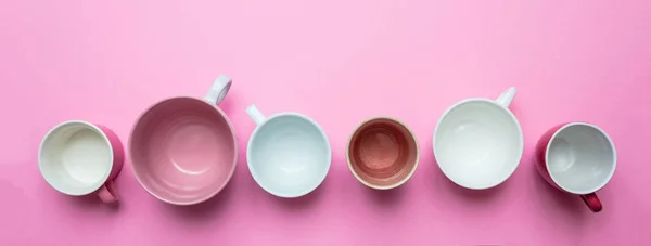 Tazas de café vacías de color blanco y rosa sobre fondo rosa, pancarta —  Fotos de Stock