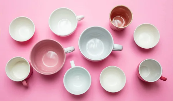 Tazas de café vacías de color blanco y rosa sobre fondo rosa , —  Fotos de Stock