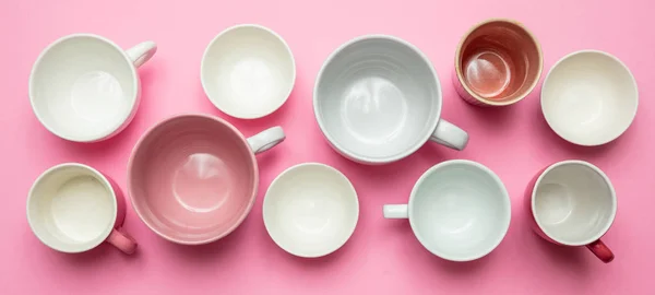 Leere Kaffeetassen weiße und rosa Farbe vor rosa Hintergrund, Banner — Stockfoto