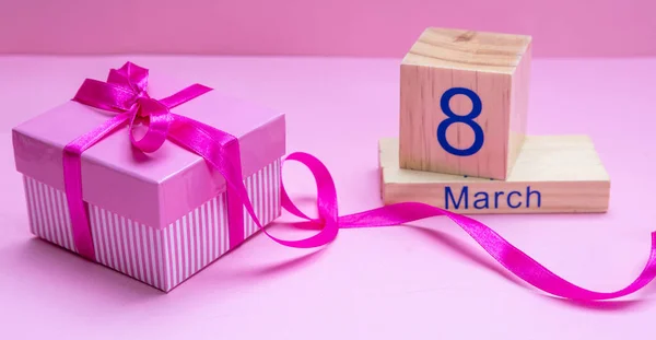 Gift box with ribbon and Womens day March 8th on pink background — Stock Photo, Image