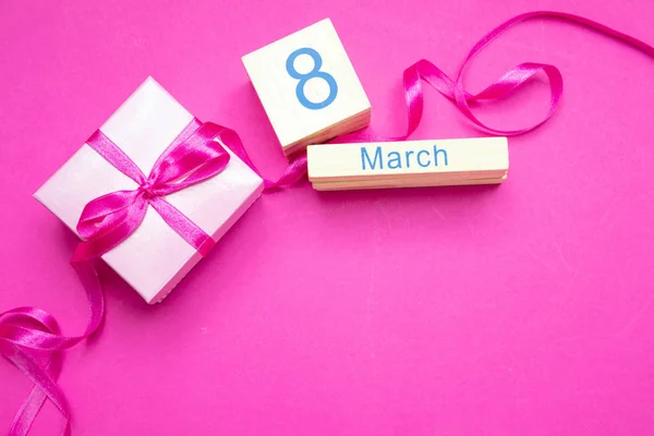 Gift box with ribbon and Womens day March 8th on pink background — Stock Photo, Image