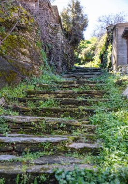 Yunanistan, Kea Adası. Ioulis şehir dar sokak merdivenleri ve geleneksel taş duvarlar ile