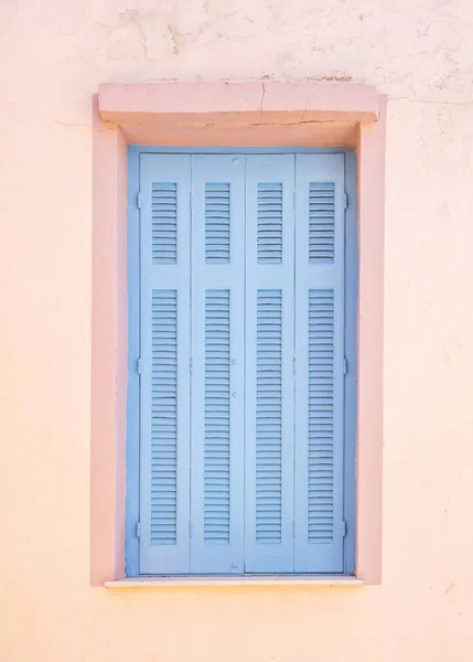 Grèce, île de Kea. Fenêtres traditionnelles en bois de couleur pastel bleu sur mur peint en rose dans la capitale de Ioulis . — Photo