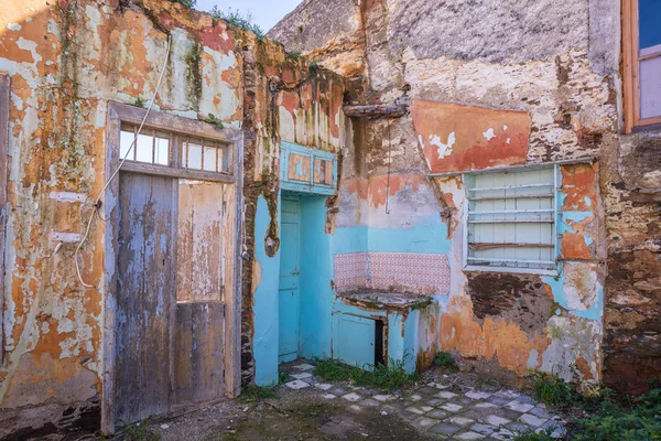 Yunanistan, Kea Adası. Geleneksel terk edilmiş ve sermaye şehir Ioulis içinde bina harap
