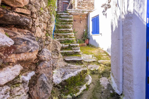 Grèce, île de Kea. Ioulis ville rue étroite avec escaliers et bâtiments traditionnels — Photo