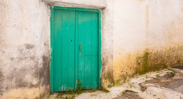 Grèce, île de Kea. Porte traditionnelle en bois sur mur de pierre blanchie à la chaux dans la capitale d'Ioulis — Photo