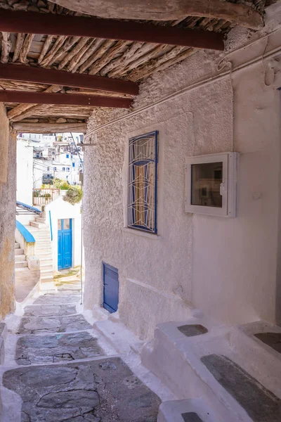 Греція, острів Кеа. Вузька вулиця столиці міста Ioulis з сходів і традиційні будівлі — стокове фото