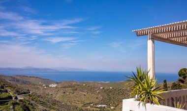 Beyaz ahşap pergola ayrıntıları, açık mavi gökyüzü ve deniz arka plan, alanı Kopyala