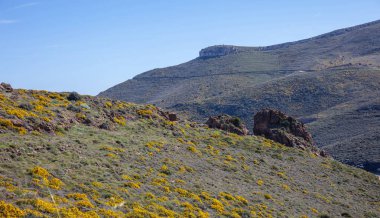 Yunanistan. Kea Adası. Bahar, mavi berrak gökyüzü kayalık peyzaj