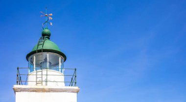 Yunanistan. Kea adası feneri. Fener kulesi ve mavi gökyüzü arka plan üzerinde Rüzgar gülü