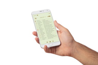 Bir akıllı telefon, e-posta listesi ekranında, beyaz renk arka plan karşı izole tutan adam el