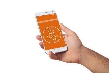 Bir cep telefonu tutan adam el, ekranda IQ test sonucu, beyaz karşı izole