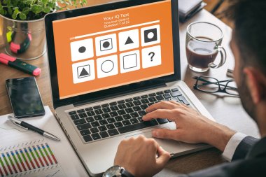 Bir bilgisayar laptop ile çalışan adam, ekranda IQ test formu, ofis arka plan