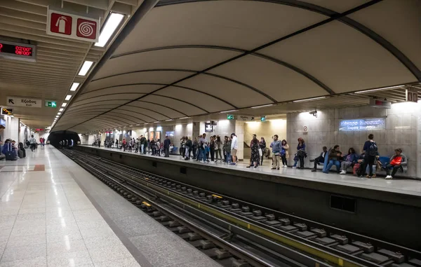 Griechenland, Athen. U-Bahn-Station im Stadtzentrum. Fahrgäste auf den Bahnsteigen warten auf die Züge — Stockfoto