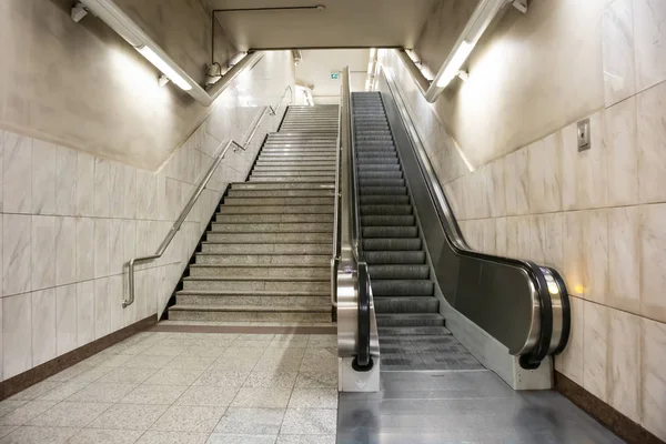 Grekland, Aten. Elektriska rull trappor och trappor på en tunnelbane station i centrum — Stockfoto