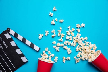 Clapperboard ve mavi renk arka plan üzerinde pop mısır, üst görünümü