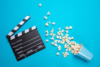 Clapperboard ve mavi renk arka plan üzerinde pop mısır, üst görünümü