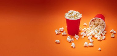 Turuncu renk arka plan, üst görünüm üzerinde dağınık pop mısır