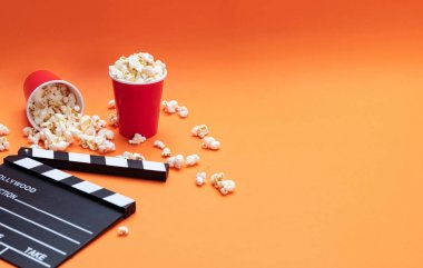Turuncu renk arka plan üzerinde Clapperboard ve pop mısır