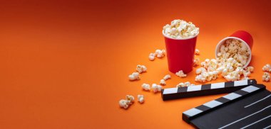 Turuncu renk arka plan üzerinde Clapperboard ve pop mısır