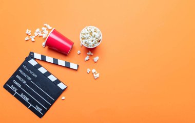 Turuncu renk arka plan üzerinde Clapperboard ve pop mısır