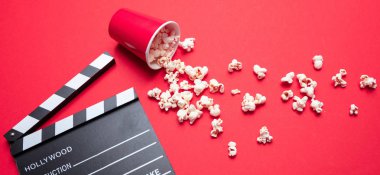 Kırmızı renk arka plan üzerinde Clapperboard ve pop mısır