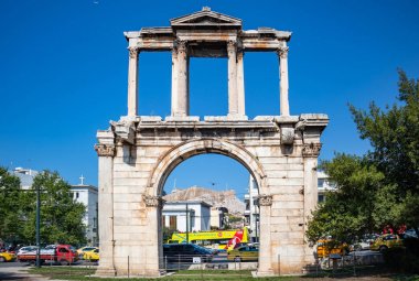Atina Yunanistan. Şehir merkezinde Handrian kapısı, güneşli bir gün