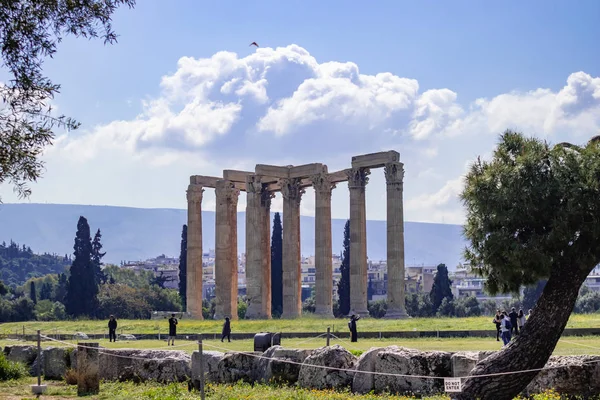 아테네 그리스. 제우스 올림피아 고대 사원 유적, 화창한 날 — 스톡 사진