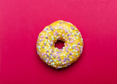 Kırmızı renk arka plan üzerinde izole yıldız şeklinde serpiştirilmiş çörek