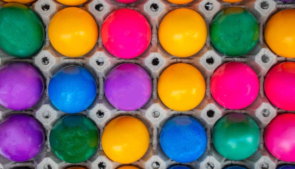 Coloridos huevos de Pascua fondo completo. Vista superior — Foto de Stock