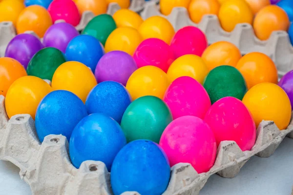 Coloridos huevos de Pascua fondo completo. Vista de cerca — Foto de Stock