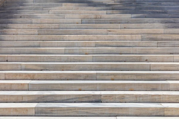 Σκάλα από μάρμαρο. Μεγάλες σκάλες για το φόντο. Λευκή και γκρίζα σκάλα — Φωτογραφία Αρχείου