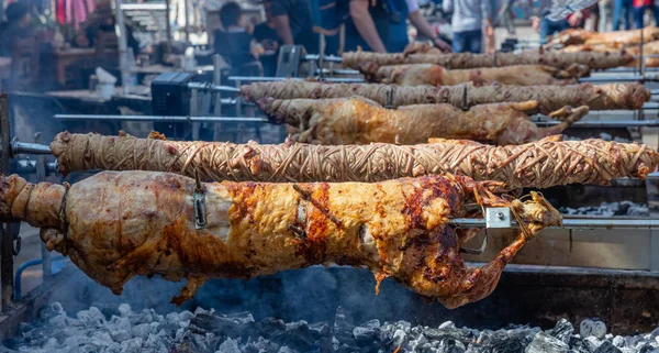 Costumbre griega de Pascua. Kokoretsi, kokorec y cordero, ovejas, asar niños a la parrilla escupe sobre el fuego de carbones . — Foto de Stock
