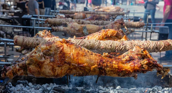 Costumbre griega de Pascua. Kokoretsi, kokorec y cordero, ovejas, asar niños a la parrilla escupe sobre el fuego de carbones . — Foto de Stock