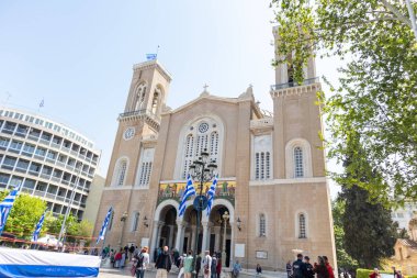 Mitropoli, Atina'daki Rum Ortodoks Katedrali. İnsanlar panagia Annunciation kilisenin tarihi binası bir kutlama günü ziyaret.