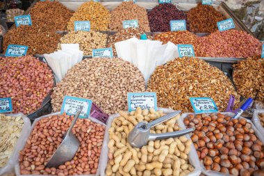 Atina, Yunanistan'da sokak pazarında fındık birçok türde. Vegan ve vejetaryen için uygun sağlıklı tohumlar arka plan.