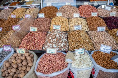 Atina, Yunanistan'da sokak pazarında fındık birçok türde. Vegan ve vejetaryen için uygun sağlıklı tohumlar arka plan.