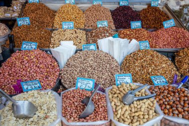 Atina, Yunanistan'da sokak pazarında fındık birçok türde. Vegan ve vejetaryen için uygun sağlıklı tohumlar arka plan.