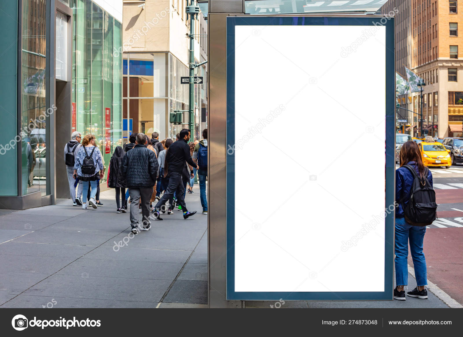 Leere Plakatwand an Bushaltestelle für Werbung, New Yorker Stadtgebäude und  Straßenhintergrund — Redaktionelles Stockfoto © gioiak2 #274873048, image size:1600x1167
