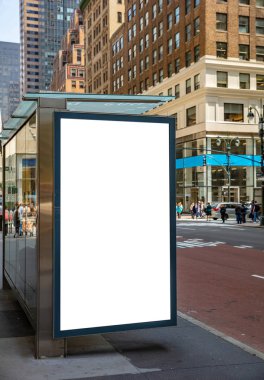 Reklam, New York şehir binaları ve sokak arka plan için otobüs durağında Boş billboard