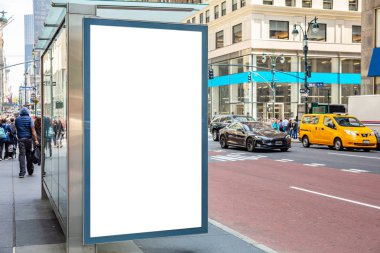 Reklam, New York şehir binaları ve sokak arka plan için otobüs durağında Boş billboard