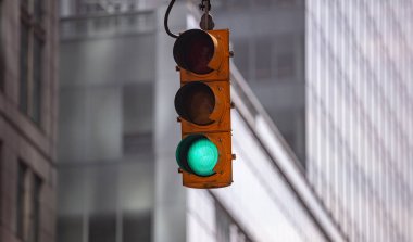 Arabalar için yeşil trafik ışıkları, bulanıkof binaları arka plan