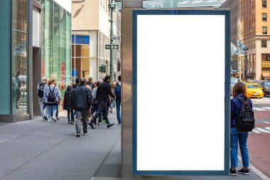 Reklam, New York şehir binaları ve sokak arka plan için otobüs durağında Boş billboard