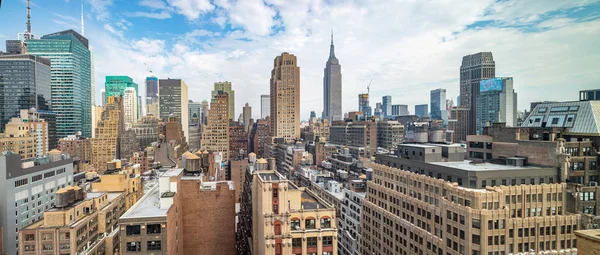 Vue panoramique sur les gratte-ciel de Manhattan, New York, journée nuageuse du printemps — Photo
