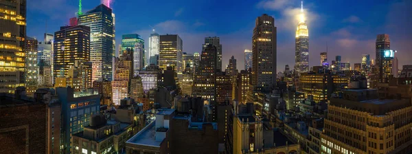 Panoramautsikt över Manhattan skyskrapor Lights, New York City, på kvällen — Stockfoto