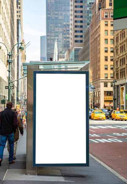 Tom skylt vid busshållplats för reklam, New York City byggnader och gatubakgrund — Stockfoto