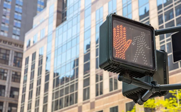 Pare, não andar sinal de trânsito para pedestres, desfocar edifícios de escritórios fundo — Fotografia de Stock