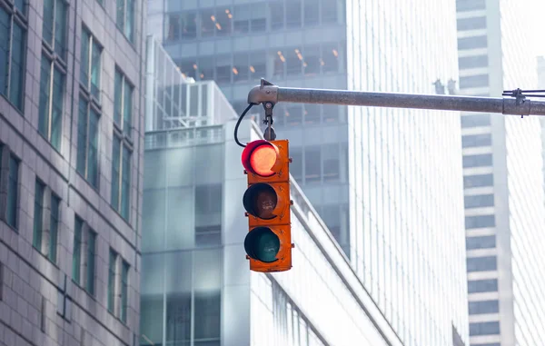 Arabalar için kırmızı trafik ışıkları, bulanıkof binaları arka plan — Stok fotoğraf